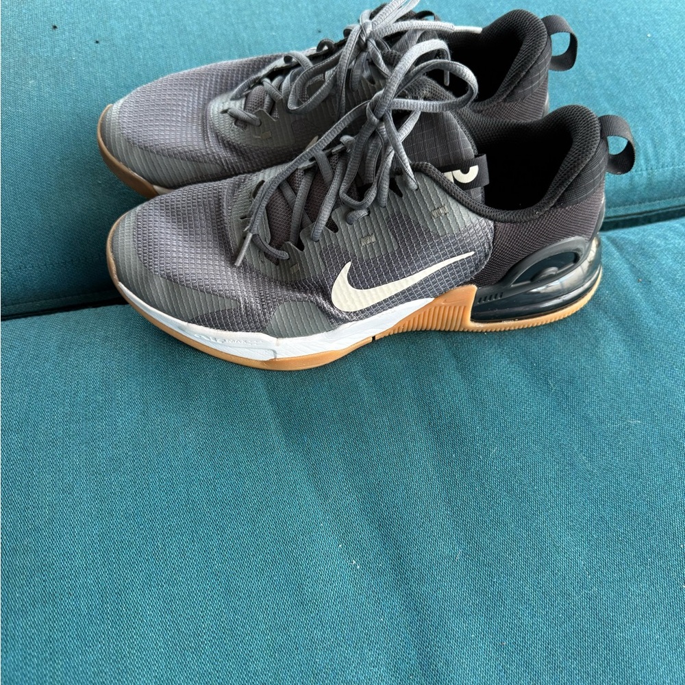Nike AIR MAX ALPHA TRAINER 5
Phantom GREY/Black